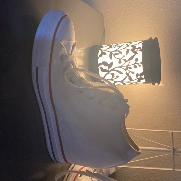 9 in womens white all star converse shoes - Picture 2 of 4